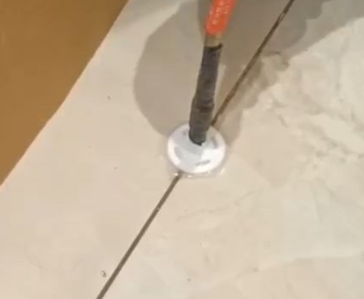 北关瓷砖空鼓维修公司专业解答瓷砖在铺贴过程中，如果没有涂抹均匀到位的粘结材料（如水泥砂浆或瓷砖胶），可能会导致以下问题