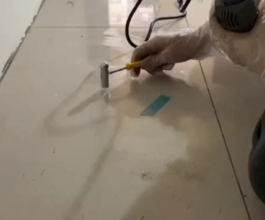 北关瓷砖开裂维修公司专业分享瓷砖在铺贴前如果没有沥干水分，将会导致以下问题